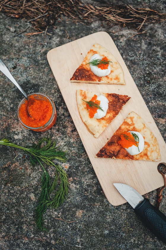 Pajbitar toppade med tångkaviar, creme fraiche och dill