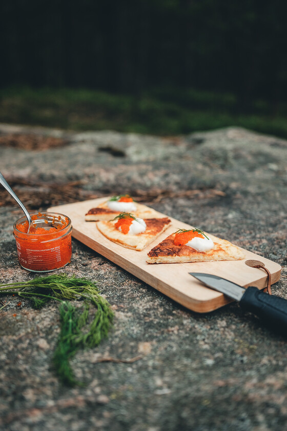 Pajbitar på skärbräda med morakniv