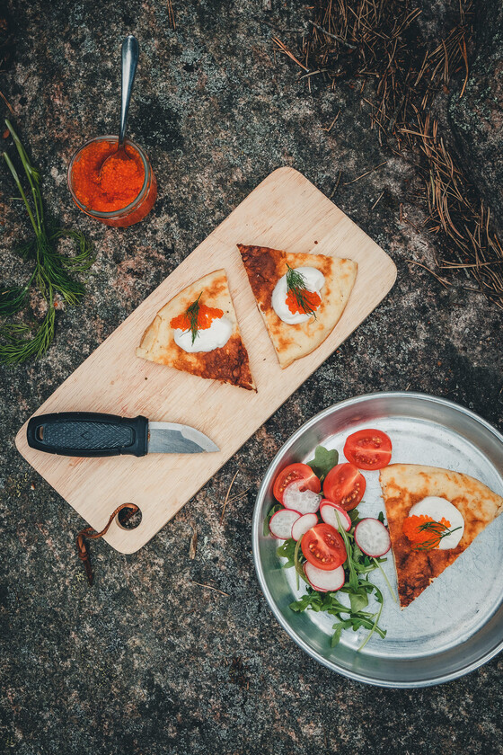 Västerbottenpajer uppskurna med morakniv, serverade med sallad