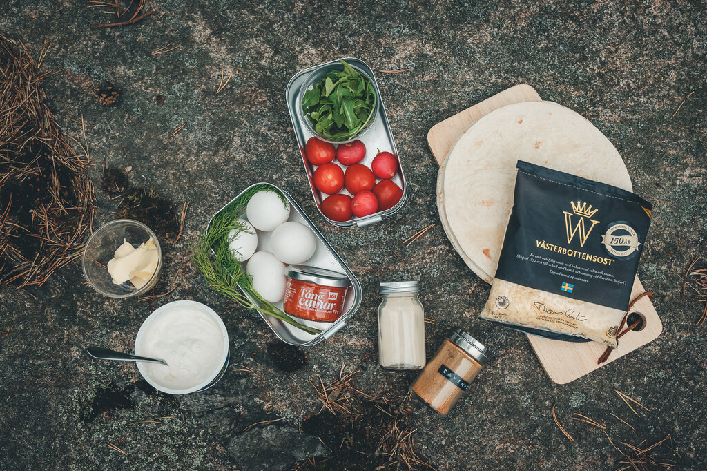 Ingredienser till västerbottensostpaj, bland annat ägg, mjölk, tortillabröd och västerbottensost